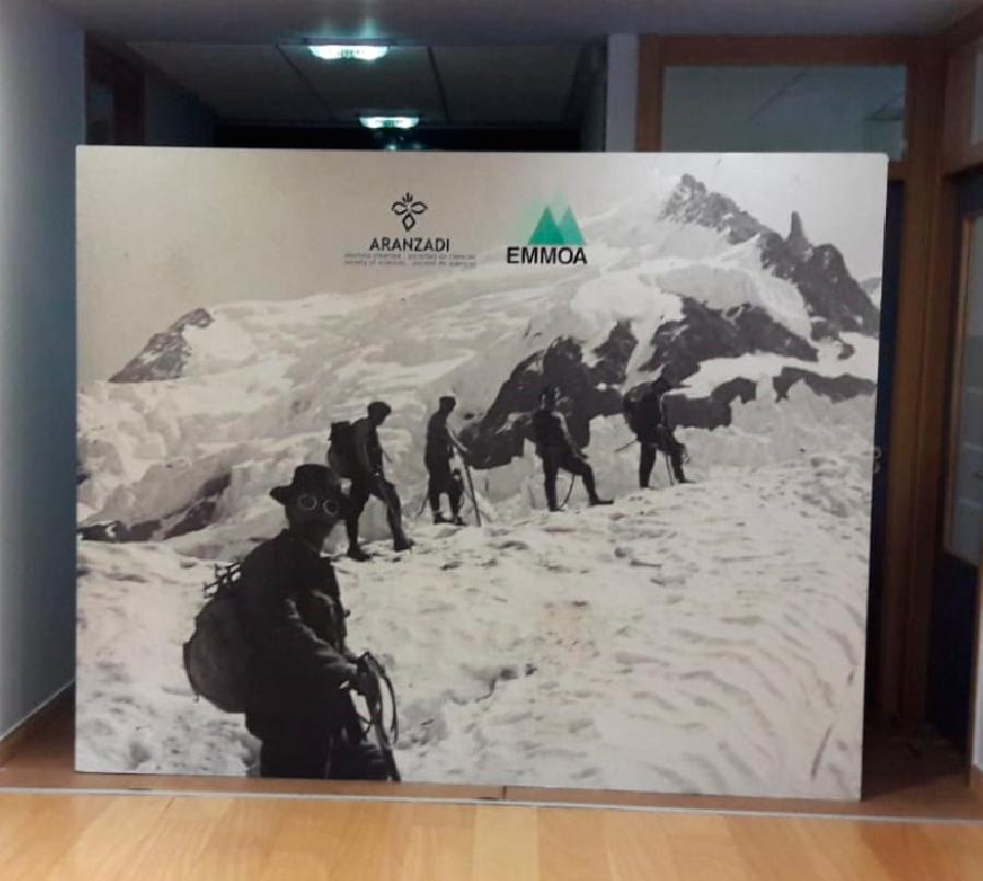 Donación de Aranzadi de la ampliación de una foto histórica