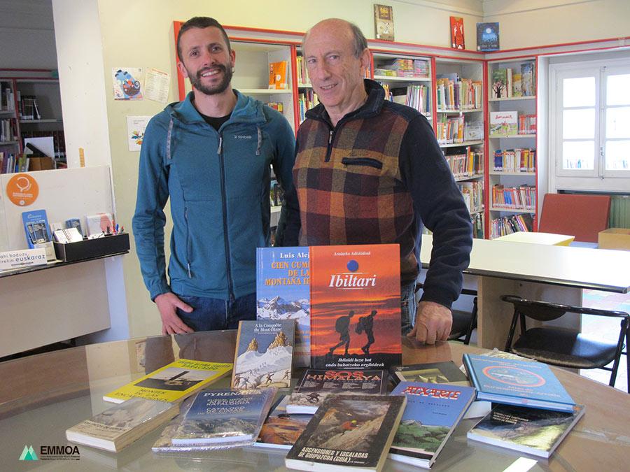 EMMOA en Elgeta en el 99 aniversario, entregando libros