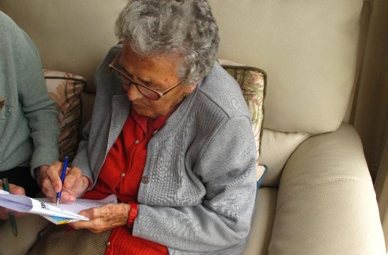 Mónica Larburu dona a EMMOA el rosario del Papa