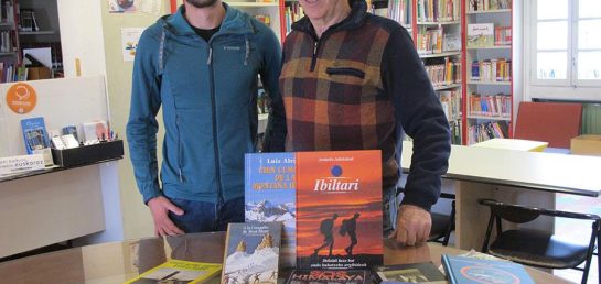 EMMOA en Elgeta en el 99 aniversario, entregando libros