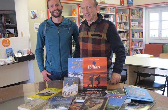 EMMOA en Elgeta en el 99 aniversario, entregando libros