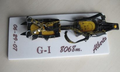 Crampón utilizado en su ascensión al Gasherbrum I
