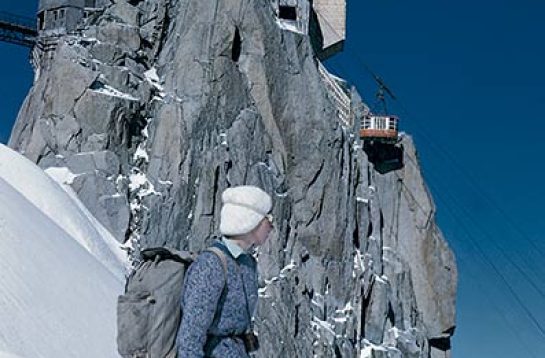 Loli López Goñi, bajo la Aiguille de Midi en 1958.
