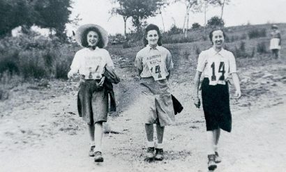 Patrulla femenina participante en la primera marcha regulada del C.D. Fortuna en 1941.