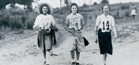 Patrulla femenina participante en la primera marcha regulada del C.D. Fortuna en 1941.