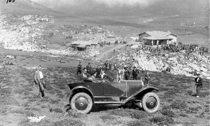 Coche de Emilio Alava en las campas de Urbia en 1925.