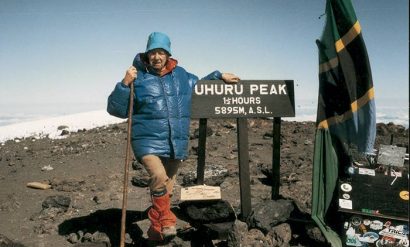 Sheve Peña en la cumbre del Kilimanjaro en 1995 con 87 años.