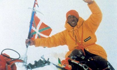 Histórica foto del sherpa Pasang Temba en la cumbre del Everest en 1980.