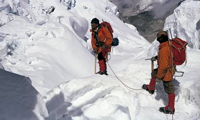 Superando la Cascada de Hielo en la expedición Tximist de 1974.